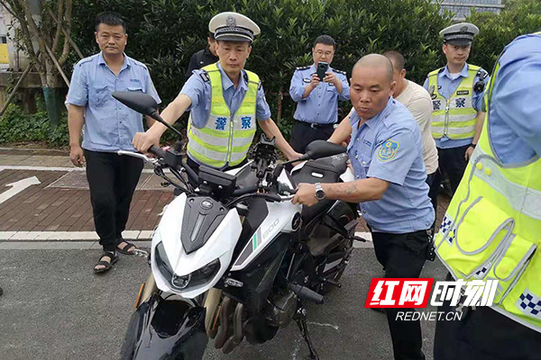 株洲交警开展联合执法 一上午查获40辆摩托车