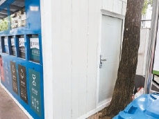 垃圾回收房夹在两棵大树之间 树干挡大门 怎么运垃圾