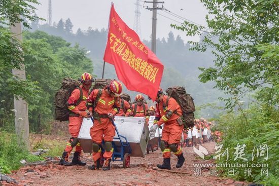 黄石举行地震救援实战演练 70余名消防员参加（图）