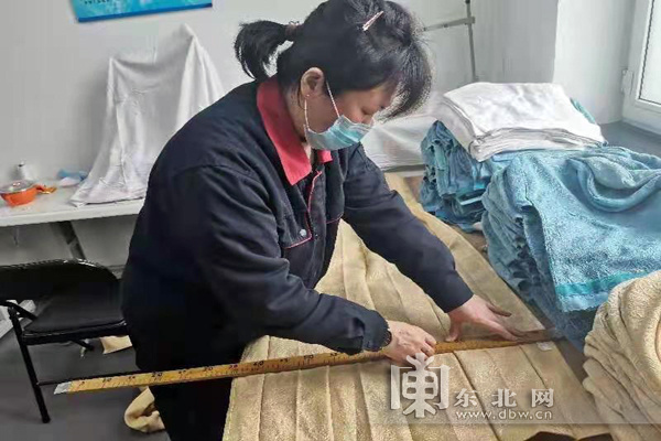 铁路客运段哈东裁缝组：制作4000个枕套 节约成本4万元