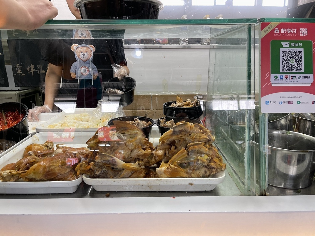 探访 | 成网红，卖断货？北京部分熟食店鸡架销量翻一倍