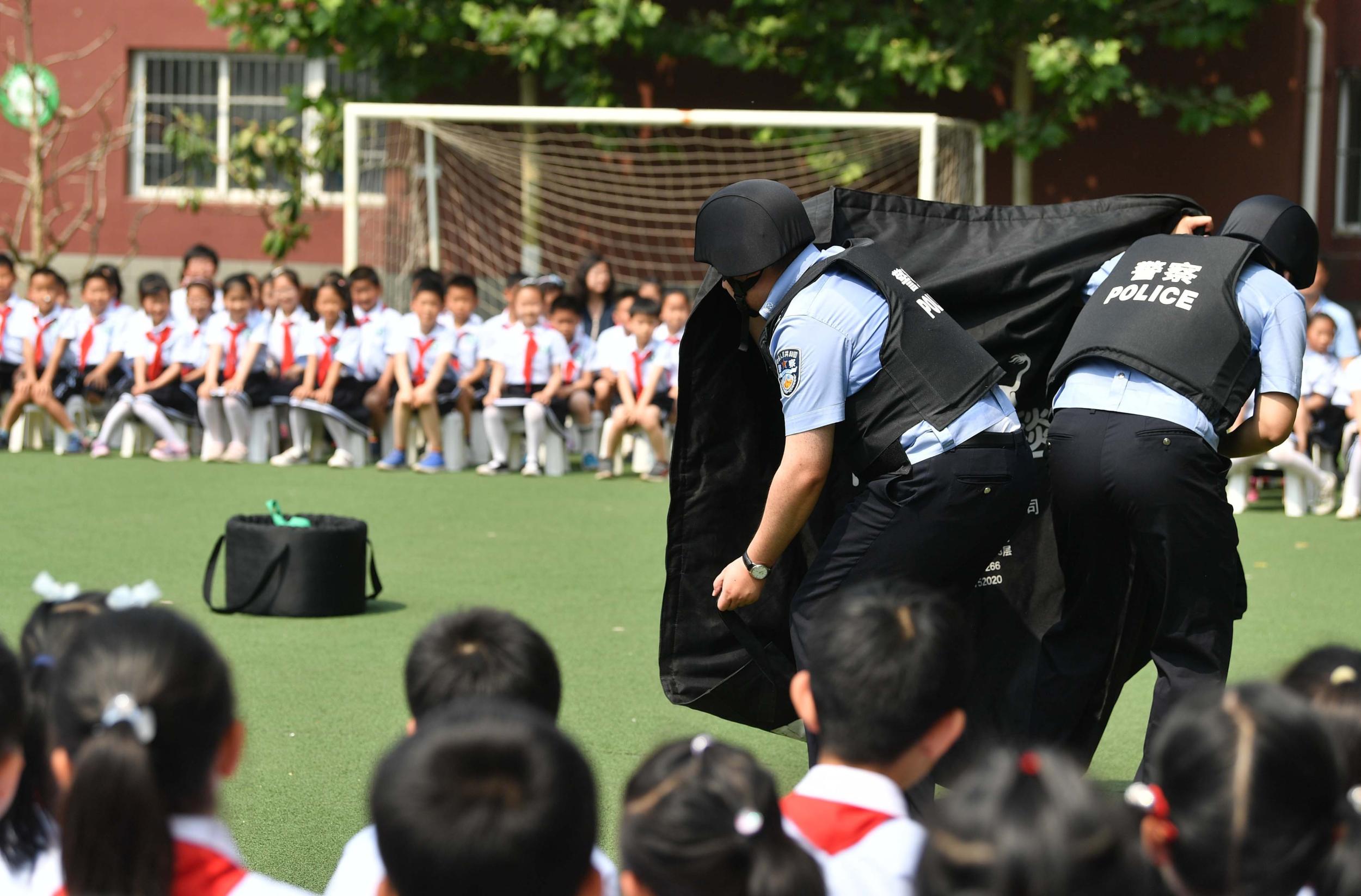 北京校园内举行反恐演练：共同制服持刀挟持人质人员