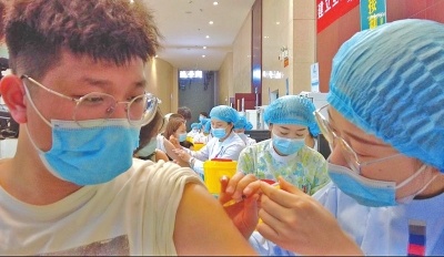 郑州新冠疫苗接种点增至近千个 有护士最多一天接种700多人