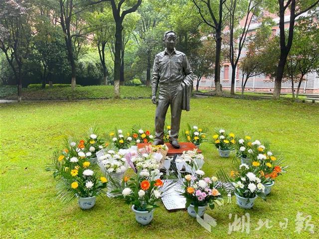悼念“老学长”！武汉四中袁隆平塑像前摆满鲜花