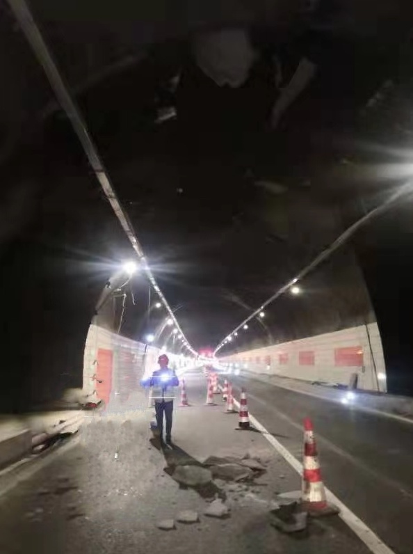 汶马高速狮子坪隧道顶部水泥瓦脱落 相关路段将临时管制