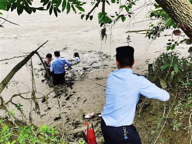 一女孩被困河道淤泥即将没顶 恩施警察跳入河中成功施救
