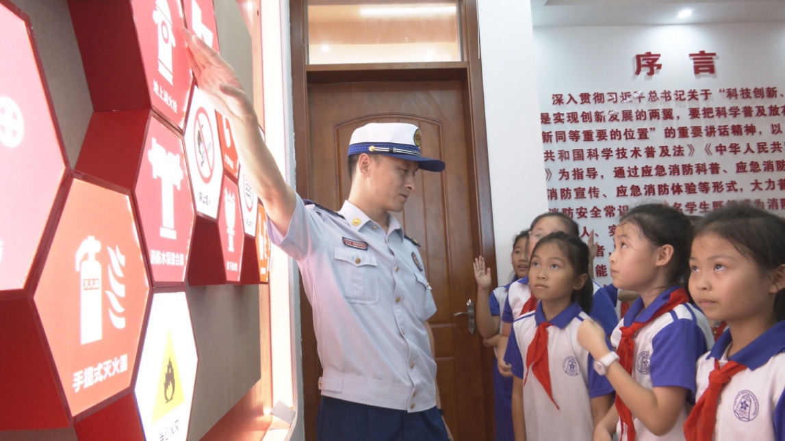 文昌近四十名学生参加“六一”消防科普宣传活动