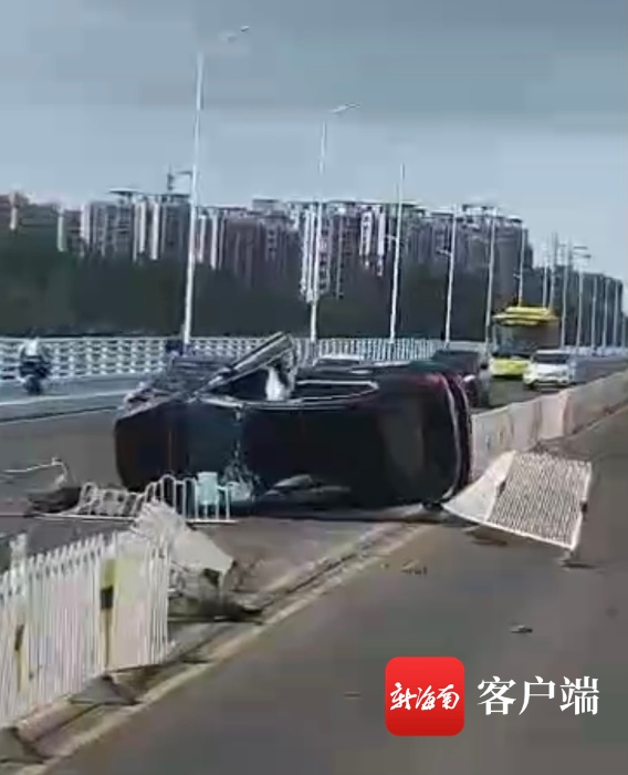 椰视频｜海口海瑞大桥一轿车撞烂护栏侧翻路中央 一女子从车内爬出