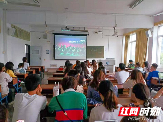 长沙理工大学文新学院组织研究生党员观看电影《袁隆平》