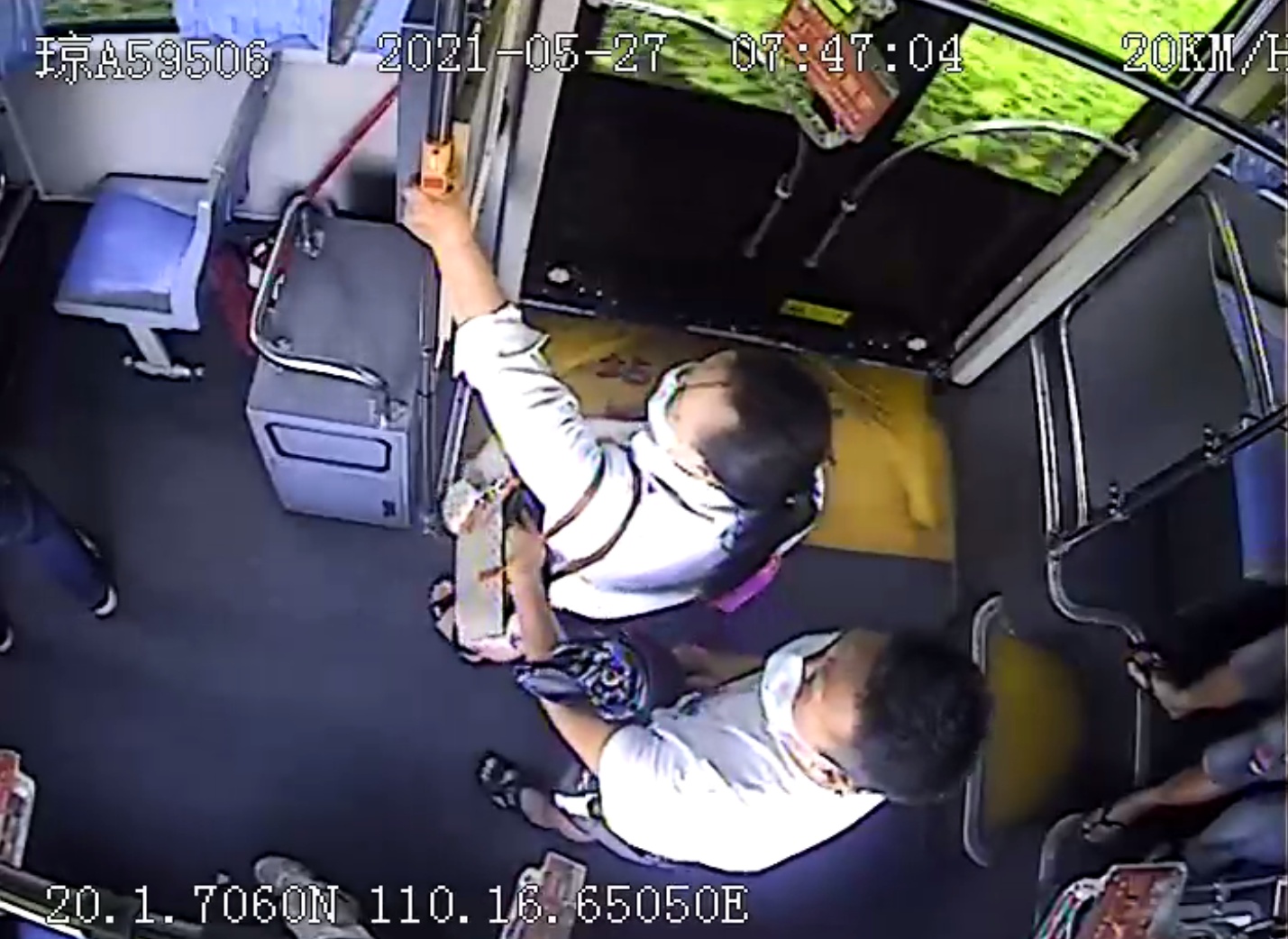 公交车上连续两天发生扒窃 海口“公交侠”帮乘客夺回被盗财物获赞