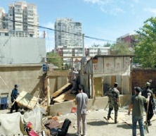 北京西罗园街道耐心劝说 拆除废弃房屋