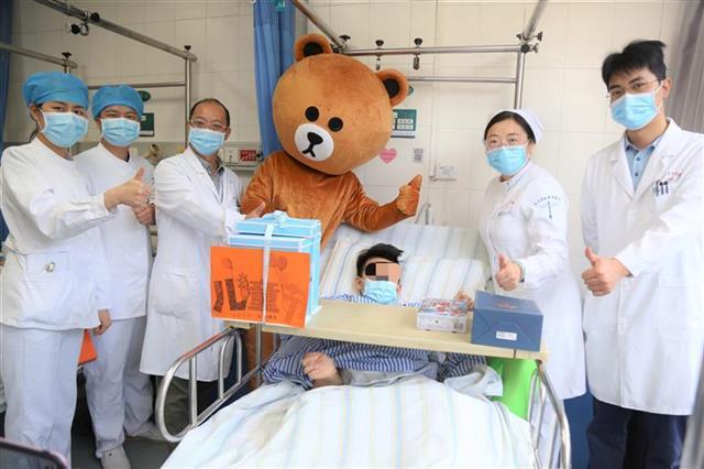 吉林8岁男童罹患罕见病来汉手术 术后他收到儿童节“大礼”