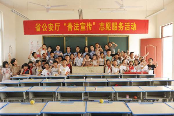【多彩六一】尹庄村小学里热闹非凡，“警察妈妈”们带着礼物又来了