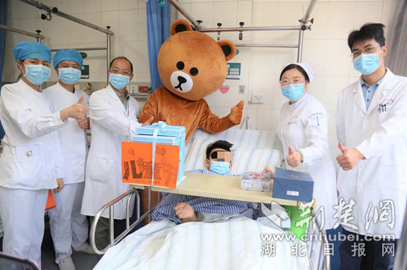 8岁男童罹患“变形综合症”千里求医 医护为他在病房里庆祝儿童节