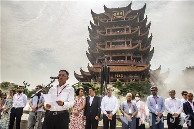 参加上海合作组织首届民间友好论坛的外国嘉宾参观黄鹤楼