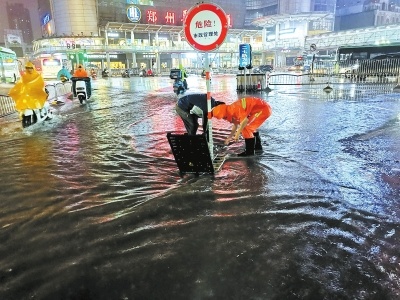 郑州市政 打开收水井，雨水你快些走