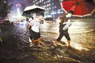 昨晚狂风暴雨郑州“大乱炖”