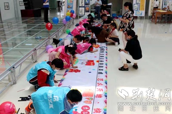 图为"童心向党 手绘百年" 庆祝建党100 周年少儿书画展现场.