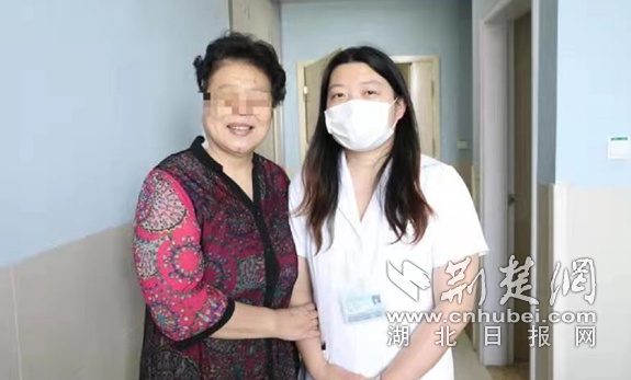 婆婆患病“挤眉弄眼”25年不敢照相 医生联手排险除顽疾