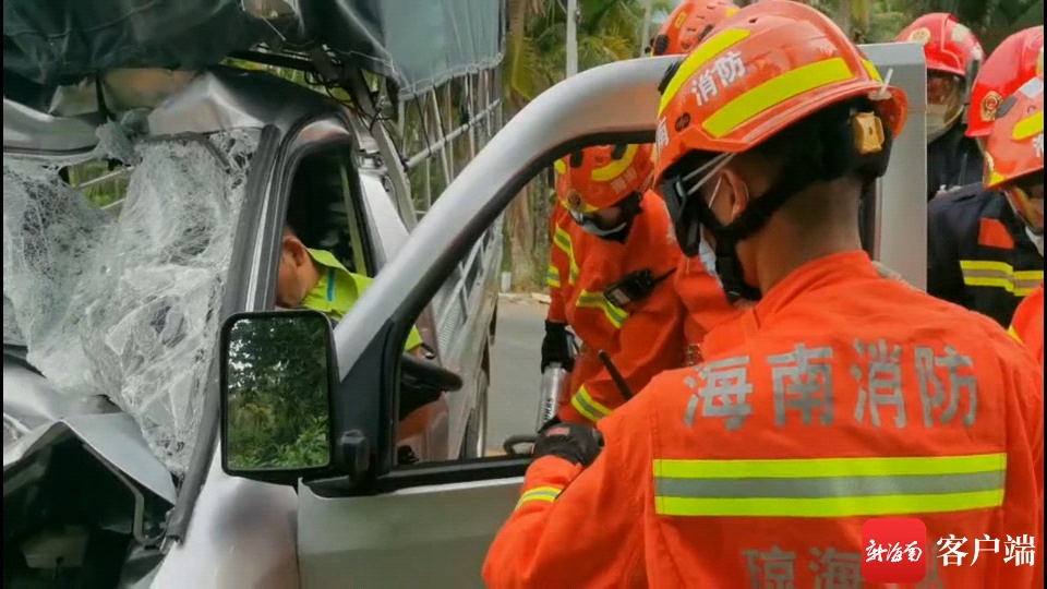 椰视频 | 琼海两货车相撞一司机被困 救援及时平安脱险