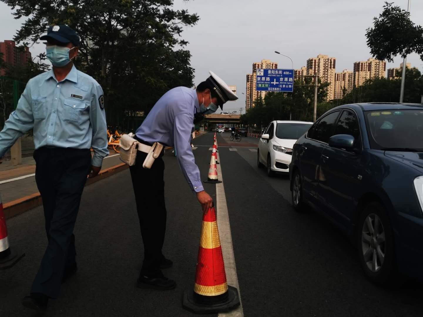 高考开考前，北京石景山交通支队民警来到考点前维护交通秩序