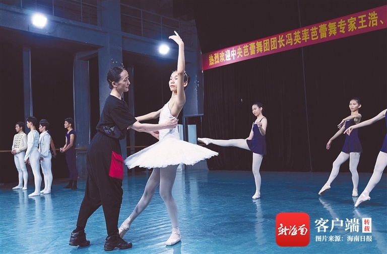 芭蕾名师到海南省芭蕾舞蹈学校进行一对一教学指导