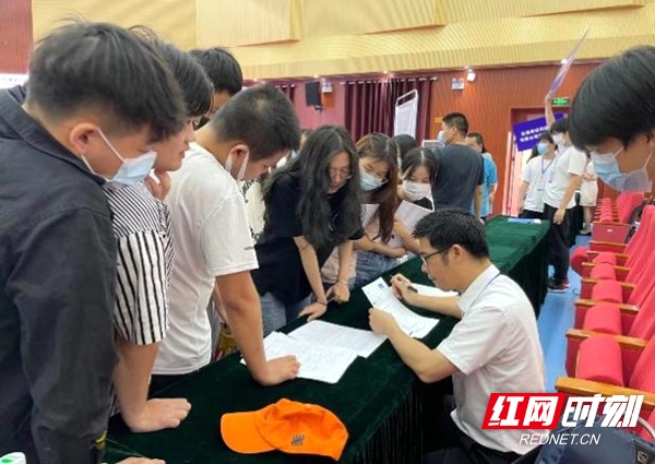 700多个岗位“职”等你来  湖南邮电职业技术学院举办专场双选会