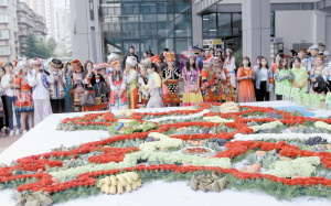 用粽子鲜花水果拼了个“云南”昆明市2021年“我们的节日·端午节”主题活动启动