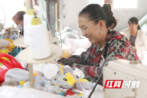 湖南宁远：留守妇女家门口就业促增收