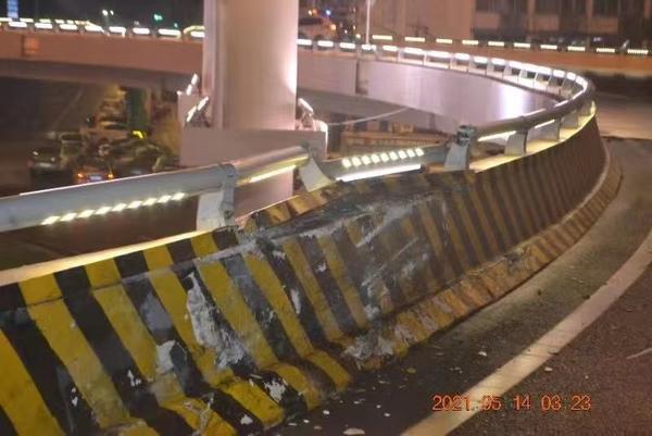 郑州一轿车坠桥造成三死一伤 河南交警通报该事故原因为驾驶员无证酒驾
