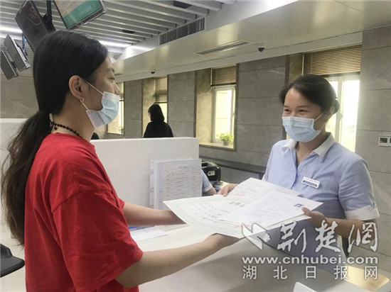 洪山区颁发武汉市首张实行告知承诺制动物诊疗许可证