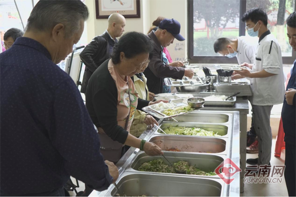 云南安宁一社区食堂为60岁以上老人及军人提供就餐服务