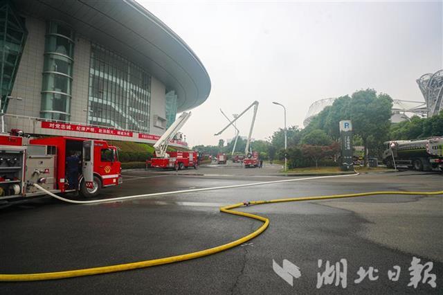 武汉市开展大型消防实战演练