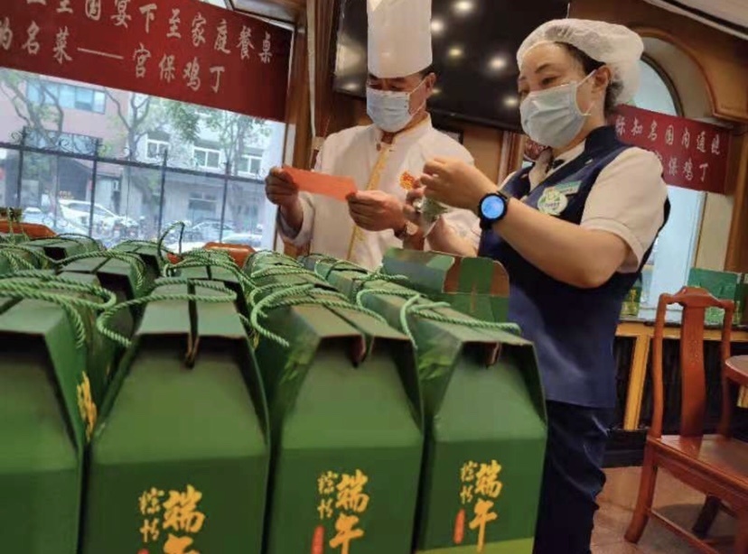 小长假北京老字号客流翻番，创新粽香菜受青睐