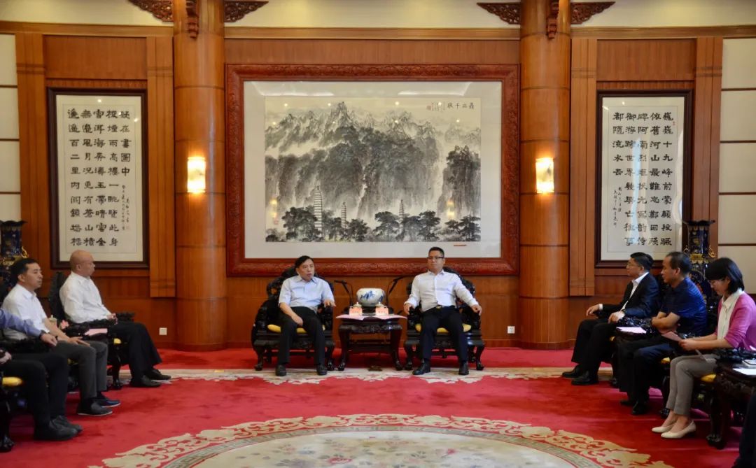 大理州政府与海南云免实业、云南隆易有限公司签署战略合作协议