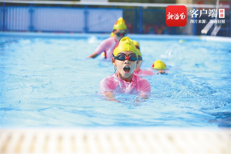 海南全面加快普及中小学生游泳教育 小学毕业生须在8月底前全部学会游泳