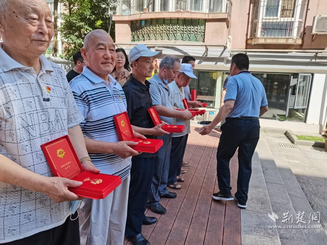 汉阳建港社区举办“光荣在党50年”纪念章颁发仪式