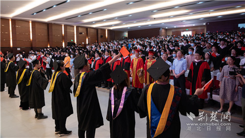 武汉工程科技学院举行2021届毕业典礼 辅导员深情献唱