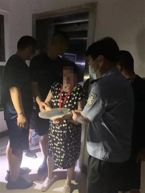 武汉一小区9人被困电梯 消防紧急救援