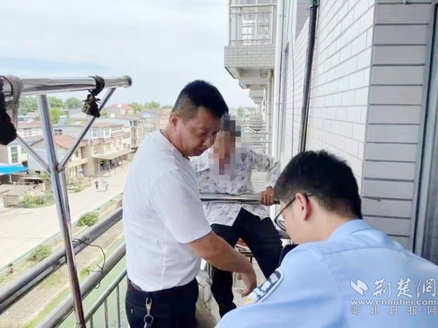 七旬老人翻阳台入户被困   鄂州警方破门紧急救助