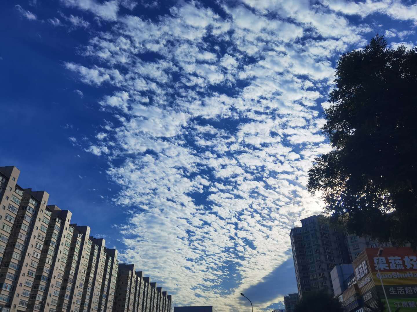 此时此刻，北京上空，蓝天白云美如画卷