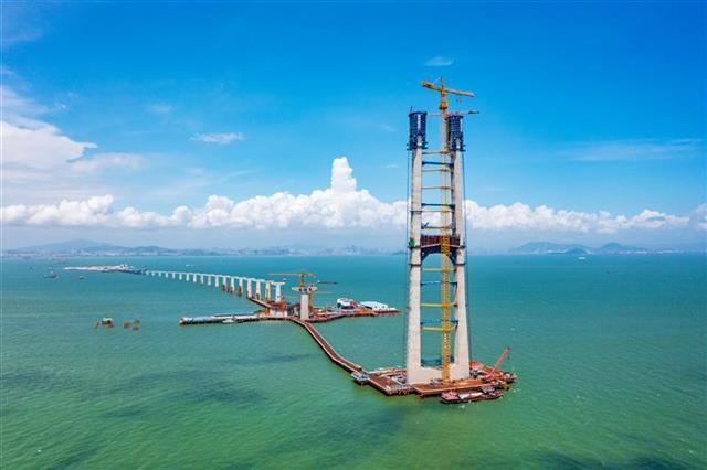 中交二航局显能 世界最高海中大桥索塔封顶