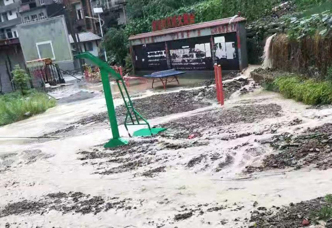 利川文斗镇突遭大雨  紧急转移97人