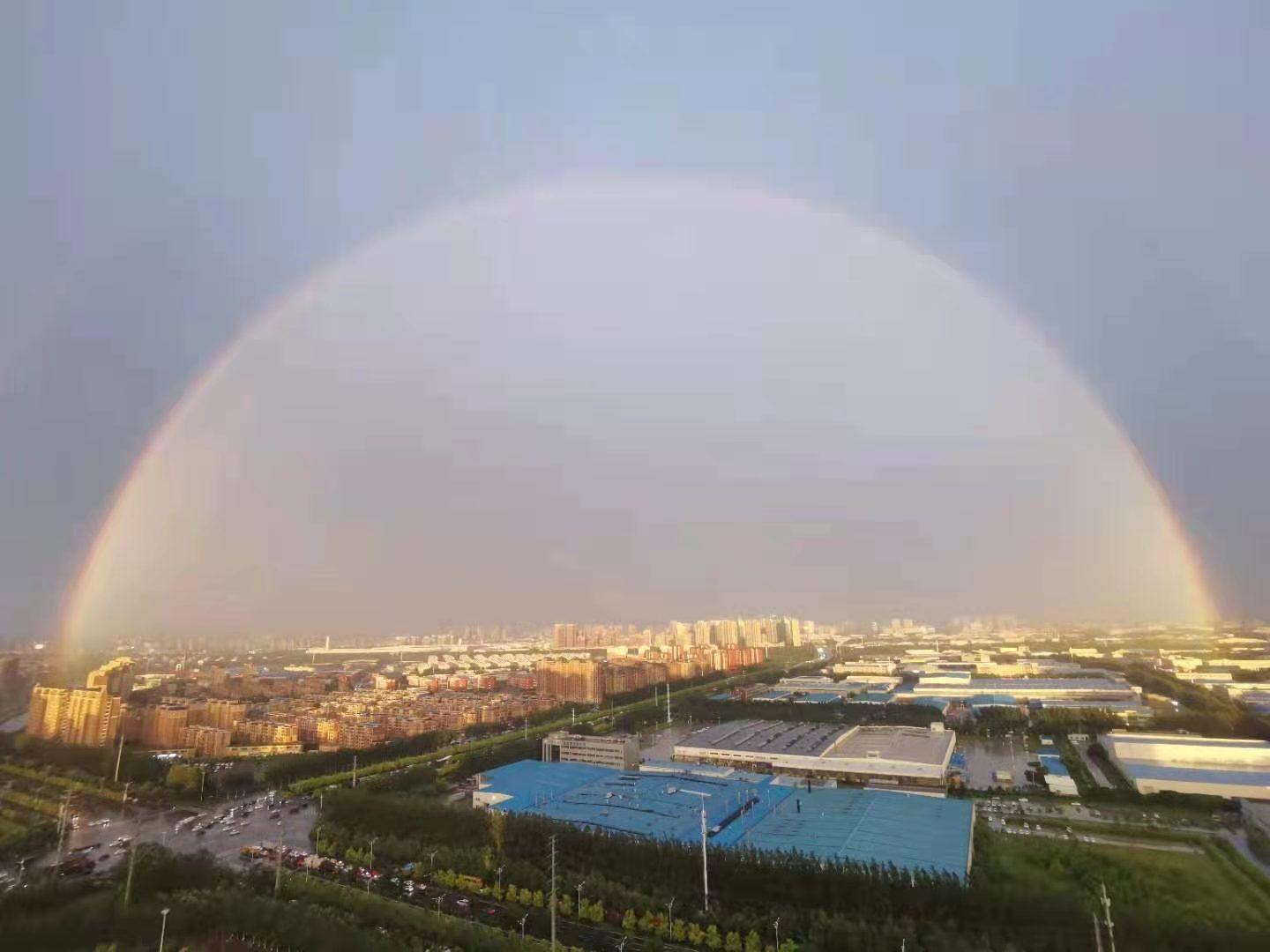 (6月19日19时左右,一场降雨过后,吉林省长春市上空出现彩虹)