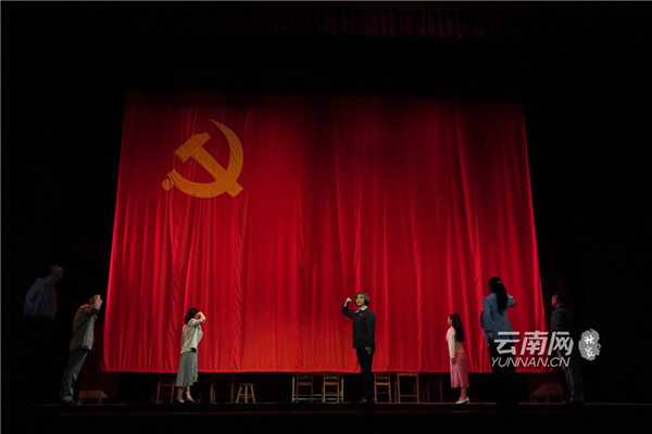 原创大型现代滇剧《张桂梅》在昆明剧院首演