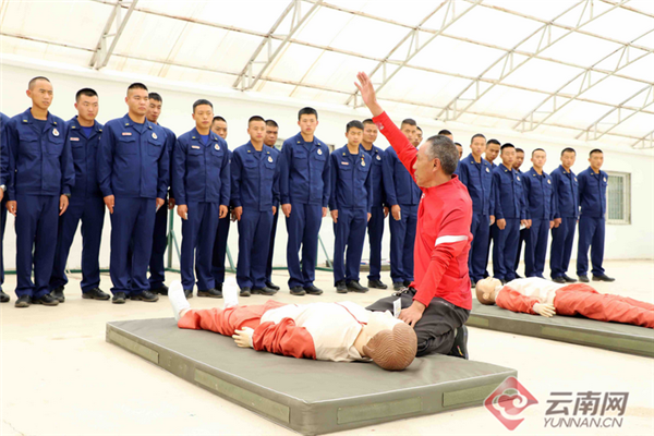 云南省迪庆州森林消防大队开展应急救援科目训练