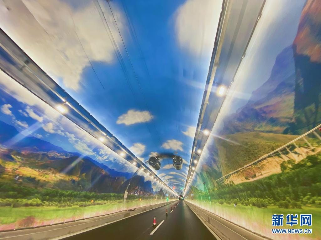 车在景中行 云南保泸高速将蓝天白云“装入”隧道