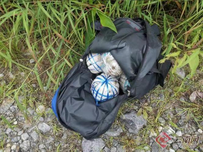 西双版纳：民警边境巡逻捡到10个大“南瓜”，内藏17公斤鸦片