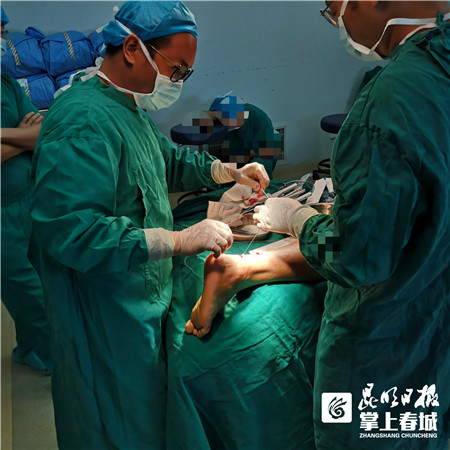 中国医师节｜器械穿针引线实施微创手术 医生20多分钟接好患者断裂跟腱