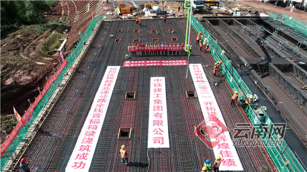 云南勐绿高速全线首件箱梁工程顺利完成浇筑